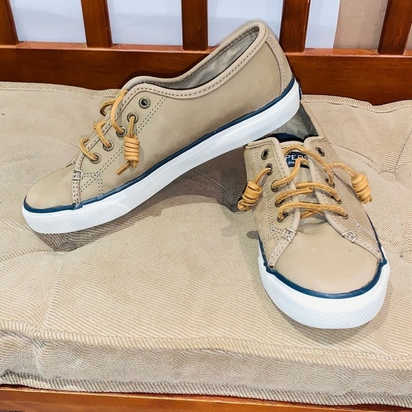 Women Speery Boat Shoes. - Picture 3 of 13
